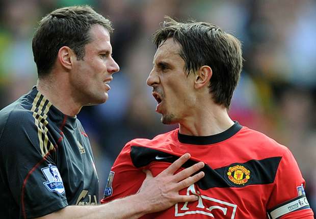 Neville i Carragher mają na sobie koszulkę gospodarzy